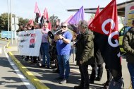 Protesta del sindicat CGT davant l'empresa Egara de Lleida