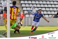 Una acció del partit del Lleida aquest diumenge.