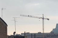 Imatge de la persona al capdamunt de la grua de les obres