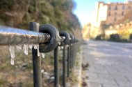 El frío de este lunes en la ciudad de Cuenca, con temperaturas de 4 grados bajo cero, ha hecho que se congele el agua de esta valla creando pequeños carámbanos. EFE/ Lorena Mayordomo