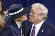 El presidente de Estados Unidos, Donald Trump intenta besar a su esposa Melanie Trump.