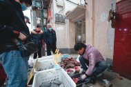 Un hombre vende tortugas en un mercado de Wuhan este 21 de enero.