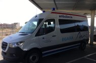 Ambulancias Egara a l’entrada de l’àrea d’Urgències de l’hospital Arnau de Vilanova.