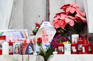 Se colocan velas y mensajes a los pies de la estatua del fallecido Papa Juan Pablo II fuera del Hospital Agostino Gemelli.