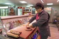 La carnisseria Cal Canco, de Corbins, no té ara per ara relleu generacional. - JORDI ECHEVARRIA