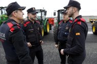 Dos pares i dos fills, tots agents dels Mossos d'Esquadra, parlant.
