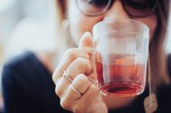 Una persona tomando una infusión.
