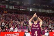 Rafa Villar agraeix amb aplaudiments el suport de l’afició. - JAVI ENJUANES