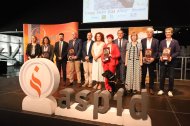 Tots els premiats, juntament amb la direcció d’Aspid, la consellera de Drets Socials i les autoritats locals, ahir a la Llotja de Lleida. - MAGDALENA ALTISENT