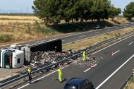 Bolca un camió a l'A-2 entre Lleida i Alcoletge i talla un carril en sentit Barcelona