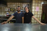 Joan Forn, darrere de la barra amb la seua filla, Ona Forn. - C.MARSIÑACH