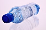 Una botella de agua fría.