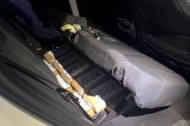 L'interior d'un dels vehicles que amagava droga a través d'un sistema hidràulic amb una app.