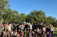 Alumnes de l’Episcopal, ahir amb el bisbe Salvador Giménez. - BISBAT DE LLEIDA