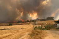 Els Bombers treballen en un incendi agrícola a Torrefeta que obliga a confinar diversos municipis i ja ha cremat 1.000 hectàrees