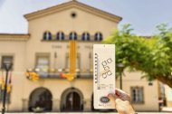 Un termòmetre s’atansa als 40º a la plaça de l’ajuntament de Seròs, al Baix Segre. - JORDI ECHEVARRIA