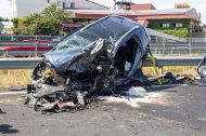 Als dos extrems de la imatge es veuen els cotxes en els quals anaven els conductors que van perdre la vida. - GERARD HOYAS