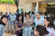 El secretari judicial, amb l’alcaldessa de Balaguer i tècnics de Serveis Socials davant de la casa. - E.FARNELL