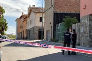 Els Mossos d'Esquadra treballen a la casa on ha tingut lloc el tiroteig
