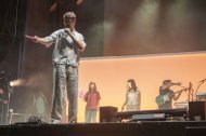 Guillem Gisbert, excantant de Manel, una de les estrelles ahir a la nit del festival; dreta a dalt, acrobàcies aèries, i a baix, Adrià Salas, cantant de La Pegatina, dijous. - LAIA PEDRÓS