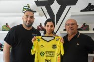 Lluís Rodero, Bea Gaete i Ramon Porta, ahir durant la presentació de la jugadora xilena. - CLARA LIÁÑEZ