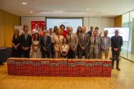 Foto de família de premiats, autoritats i de la Fundació Mapfre amb la infanta Elena al centre. - ÀLEX SAMPER
