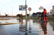 Els Bombers van actuar ahir per una acumulació d’aigua a l’N-230 a Torrefarrera. - MAGDALENA ALTISENT