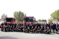 Els efectius i alguns vehicles dels Bombers de la Generalitat concentrats al parc de Bombers de Lleida, abans de desplaçar-se als incendis de la península.