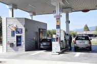 Imatge d’un vehicle amb matrícula andorrana repostant aquesta setmana a la Seu. - C.SANS
