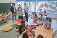 L’alcalde de Lleida, Fèlix Larrosa, va visitar ahir l’escola Santa Maria de Gardeny per l’inici de curs. - SCD