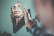 Qué significa que una persona hable sola en voz alta, según la psicología