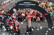 Marc Márquez, festejant diumenge la setena corona de MotoGP al podi del Gran Premi del Japó. - LAIA PEDRÓS