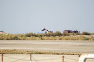 Operaris van treballar amb una grua per retirar l’aeronau accidentada. - PAU PASCUAL