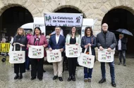 El conseller de Política Lingüística, Francesc Xavier Vila, al centre, a la plaça Mercadal. - INGRID SEGURA