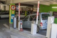L’hipermercat Carrefour de Lleida instal·la barreres a l’aparcament
