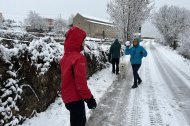Una familia jugando en la nieve en Estamariu el 22 de diciembre.