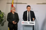 El secretari de Salut Pública, Esteve Fernández, i el conseller d'Agricultura, Òscar Ordeig, en roda de premsa per informar sobre un focus de grip aviària en una granja de Ponent.
