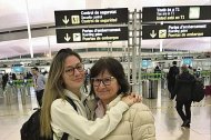 Rovira, amb la seua filla, Georgina, a l’aeroport.
