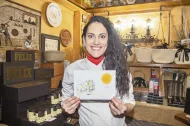 Zoe Valero, segona generació de Torrons Fèlix, mostrant el Solete de la Guia Repsol. - LAIA PEDRÓS