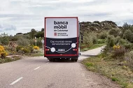 Un bus de la banca mòbil per una de les carreteres rurals de la Noguera. - PAU PASCUAL