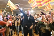 Jorge Azcón celebra amb el puny en alt un resultat electoral en què perd dos escons. - EFE