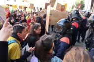 Mossos antiavalots van custodiar ahir els serveis territorials d’Educació. - AMADO FORROLLA