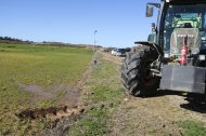 Un tractor sense poder entrar a treballar en un camp d'ordi de Bell-lloc d'Urgell per excés de pluja