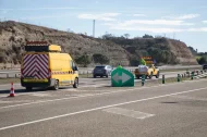 Operaris escampen asfalt a la zona on es van obrir els clots divendres passat. - JORDI BONILLA