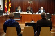 Els dos acusats d'estafar gairebé 6,2 milions d'euros a distribuïdores d'energia, durant el judici a l'Audiència de Lleida.