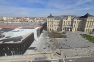 Vista de la plaça en la qual conflueixen la nova estació de busos (esquerra) i la de trens (dreta). - JORDI ECHEVARRIA