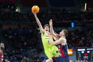 Oriol Paulí, en una acció del partit de l'Hiopos Lleida davant el Baskonia.