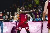 James Batemon celebra la cistella guanyadora davant del Dreamland Gran Canària. - POL PUERTAS