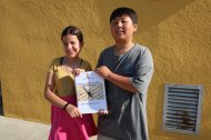 Jiaixiang Jin i Asmae Soussi, davant de la inscripció de Joan Solà, amb la regidora de Cultura, Lluïsa Pla. - J.GÓMEZ