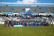 Foto de família de la plantilla amb l’afició en l’últim partit de la temporada finalitzada. - ALEX SAMPER